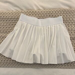Aritzia TNA White Pleated Women's TENNIS Skirt
